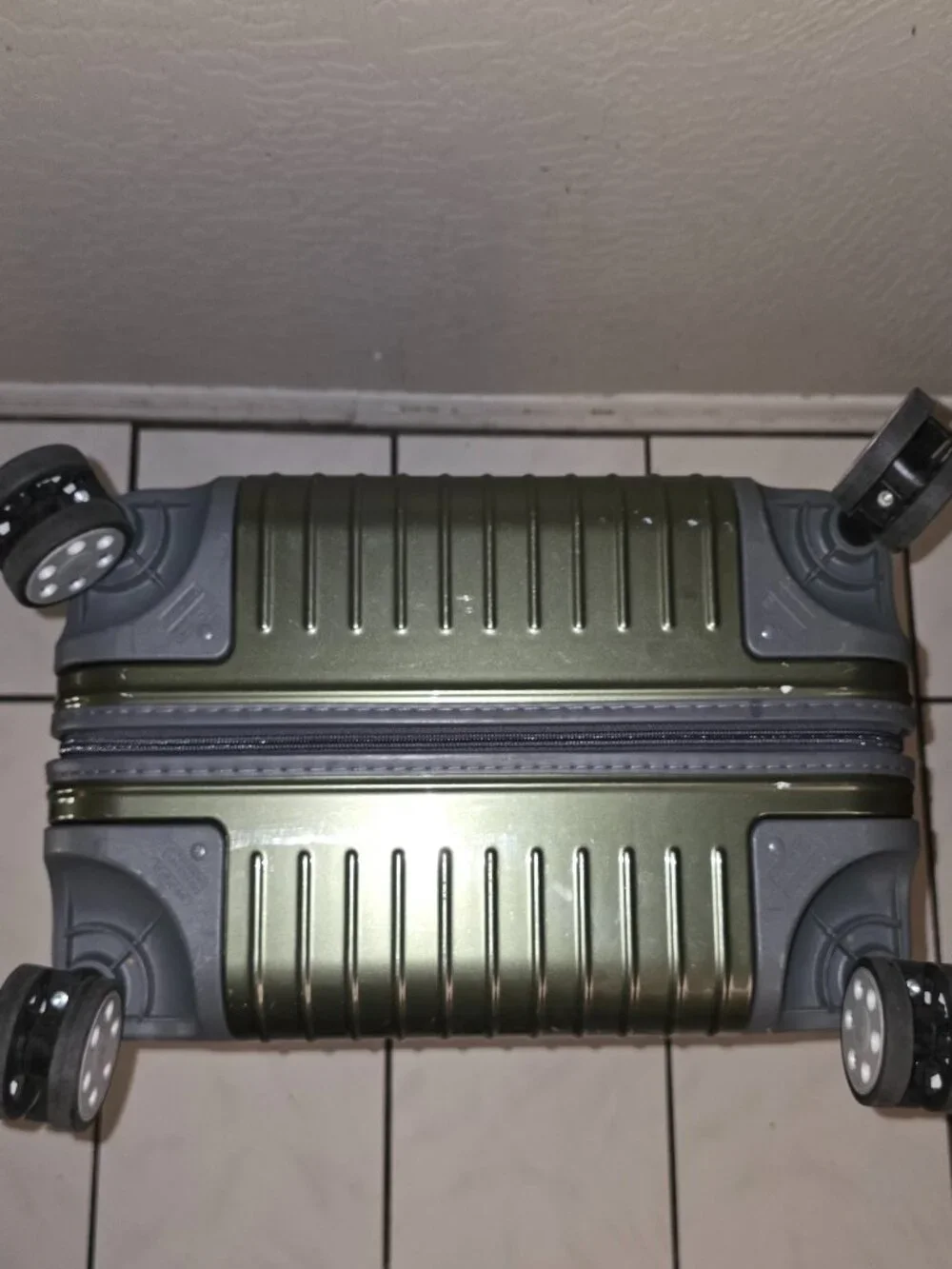 Rimowa Salsa Deluxe Multiwheel 830.90 Large 82L Check-In 4 Spinner Olive AS-IS